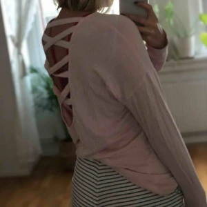  - Yogatröja från soc (/stadium) med fin rygg och hål för tummarna. Ljusrosa. 
