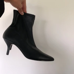  - Helt oanvända lågklackade skor från mango. Förra säsongens bästsäljare!