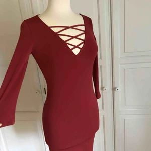  - • Figurnära klänning från Forever 21 •  - Passar perfekt till fest - Fin dekor över bröstet - Aldrig använd, endast provad  50 kr +frakt