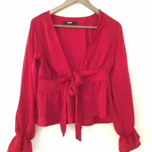  - Grymt fin blus som tyvärr är för liten för mig. Har knytning i midjan och volanger nedtill. Från Bikbok i storlek S. Fraktar helst!
