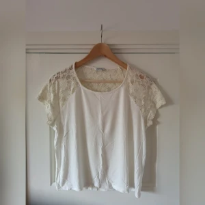  - Kort vit topp med spets