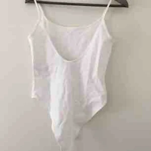  - Body från Forever21, storlek M men mer S enligt mig.   Använd 1-2 gånger. Fraktar helst! 