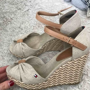  - Så fina somriga/höstiga äkta klackar från Tommy Hilfiger. Väldigt sköna att gå i, använda ett fåtal gånger. Nypris 1095 kr 🌸