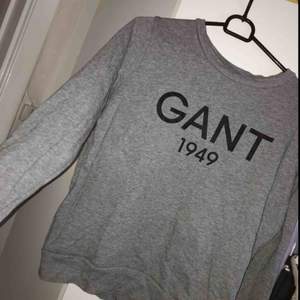Grå Gant tröja i storlek M, fint skick och bara använd några gånger. säljer för 400kr+ frakt