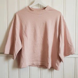  - Riktigt snygg och cool oversized t-shirt från Lindex. Väldigt fint skick! 60kr+frakt