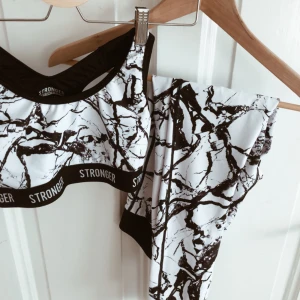  - STRONGER set i marmormönster. Aldrig använt. Orginalpris för hela setet: 1050 kr. Del för del:  Sport-bh: Storlek S. Endast bh: 200 kr (399)  Tights: Strolek M. Endast tights: 400 kr. (699)  