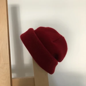  - Vinröd tubmössa helt oanvänd. Köptes på Kappahl våren -17. Fraktkostnad tillkommer. Säljs pga: Aldrig använd 