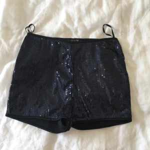  - Shorts i paljetter från Forever 21.