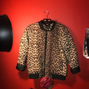  - Bomberjacka från Tindra strl 36/38. Bra skick! använd under hösten förra året. 100kr utan frakt!