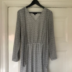  - Storlek M. Fint skick men lite slitna knappar. 100% polyester.