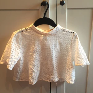  - Crop top från Forever 21. Det står M i men ganska liten så passar bättre på S skulle jag säga. Kan skicka mot fraktkostnad.