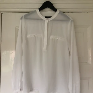  - Storlek L. Fint skick men något märke på knapparna vid ärmslutet.  100% polyester.