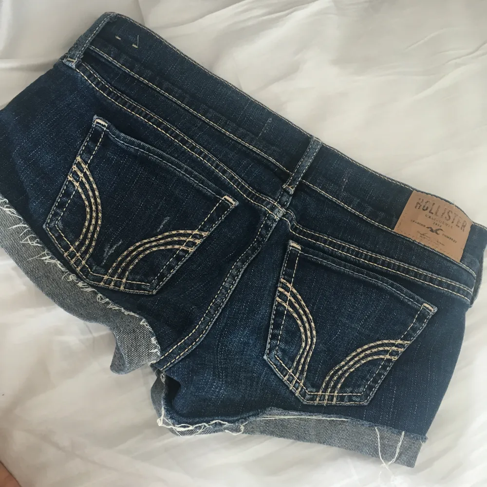 Lågmidjade jeansshorts från Hollister i bra skick! . Shorts.