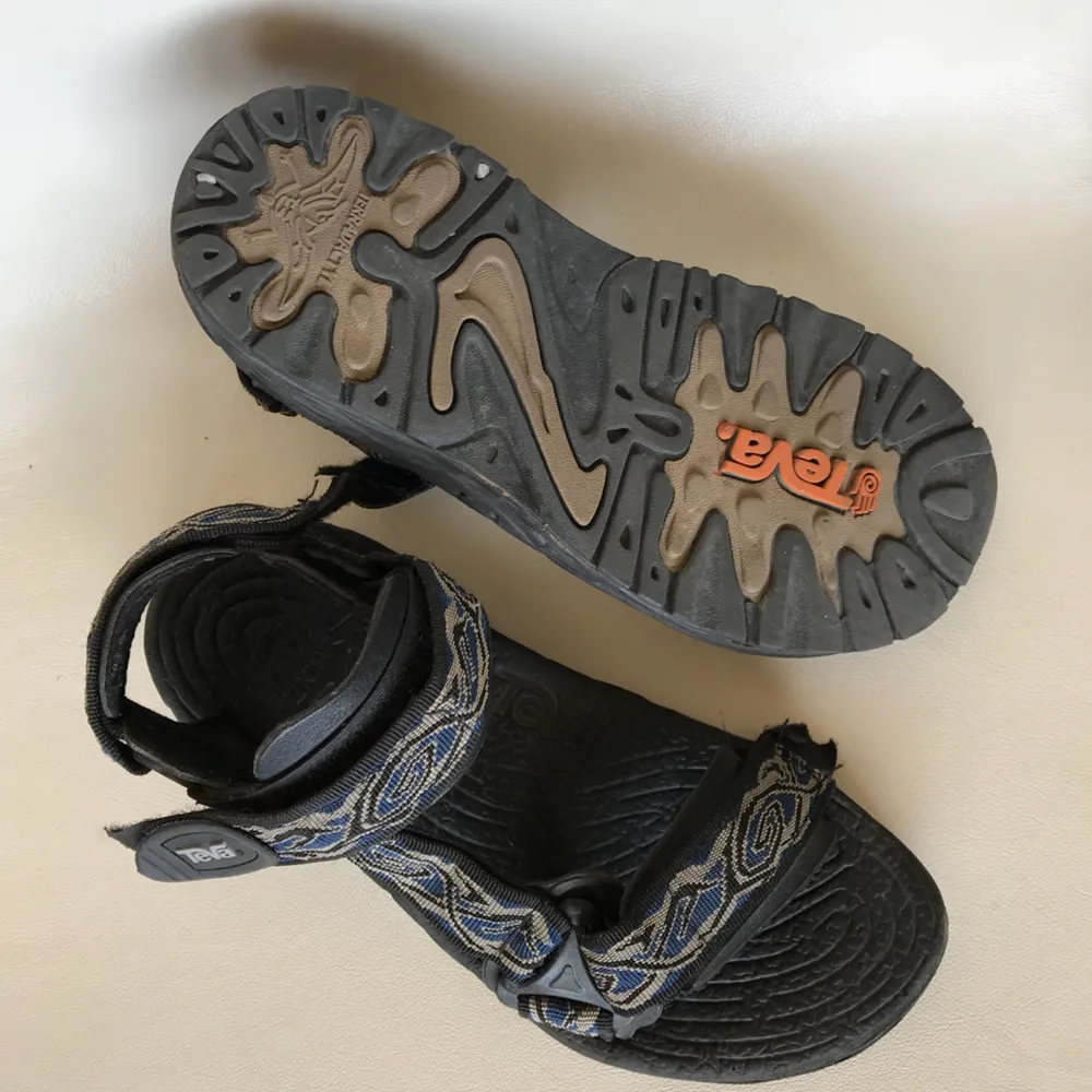 Teva-sandaler inköpta på Humana secondhand. Troligen från 00-talet, extremt bra skick och aldrig användare av mig pga fel storlek. Frakt tillkommer ❤️ Jag tar swish ✨. Skor.