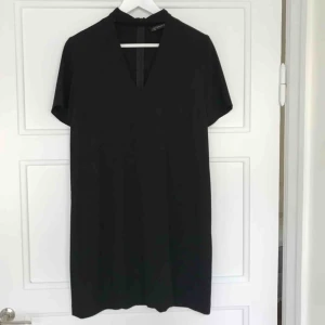  - Klänning från Zara med v-ringning och chokerdetalj. Använd en gång. Ord pris 399 kr