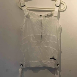  - Ett genom slinkigt linne från adidas.  Använd sparsam. 