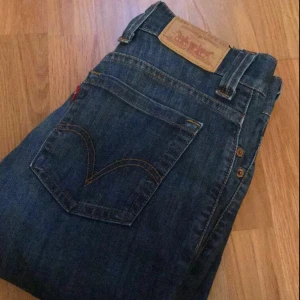  - Levis jeans strl 25, pris 140kr säljes pga av för små