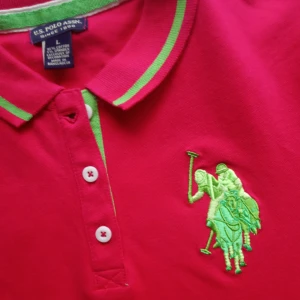  - Klassik ÄKTA Piké från POLO i storlek L. Tröjan är oanvänd. 139kr inklusive frakt