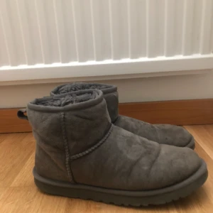 - Ett par uggs som ja har använt under en vinter. Väldigt fina fortfarande och har inga missfärgningar 💕
