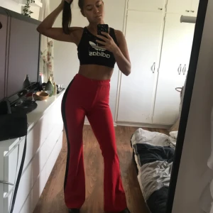  - Röd/svarta flarebyxor i stl onesize men skulle säga att dom passar dig som är en S eller liten M. :) Köparen står för frakten! (55kr)