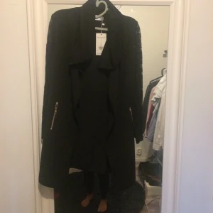  - Svart tunnare kappa . Oanvänd 😊tillkommer 29kr i frakt 
