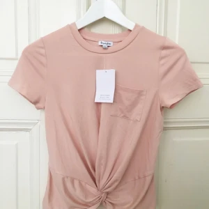  - Crop top köpt i USA, prislapp kvar på $19.95