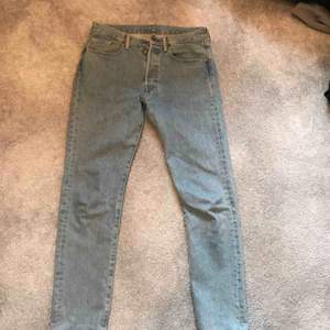 Levi’s orginals jeans straight leg, nummer 501 i stonewash blue! Sparsamt använda, med slitningar nere vid mudden. Bra skick, nypris 899kr Kan skicka, köparen står för frakt.