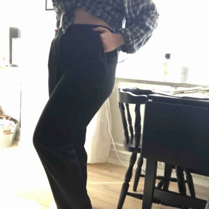  - Kostymbyxor som köptes på Plick för 1 år sedan, säljs pga att de blivit för små. Har en liten uttöjning vid grenen så att dragkedjan syns, kan vara pga för små på mig men kan annars fixas lätt av sykunnig! Hämtas i Malmö/köpare betalar för frakt 🍁