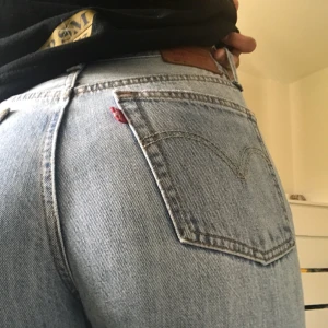  - Säljer mina Levis 501 pga att de börjar bli lite för små över låren och rumpan, köpte de för ca ett halvår sedan!