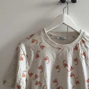  - jättefin ljusgrå t-shirt med fiskar!! mjukt tyg som sitter bra, gott skick. frakt 36kr!