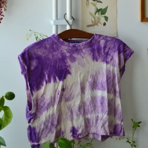  - Batikmönstrad T-Shirt med avklippta ärmar.