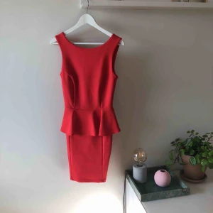  - Supersöt klänning i smultronröd. Klänning med volang som framhäver dina former men som inte sitter åt kring magen. Kan mötas upp i Stockholm alternativt skickas med post (köparen står för frakt) ✨