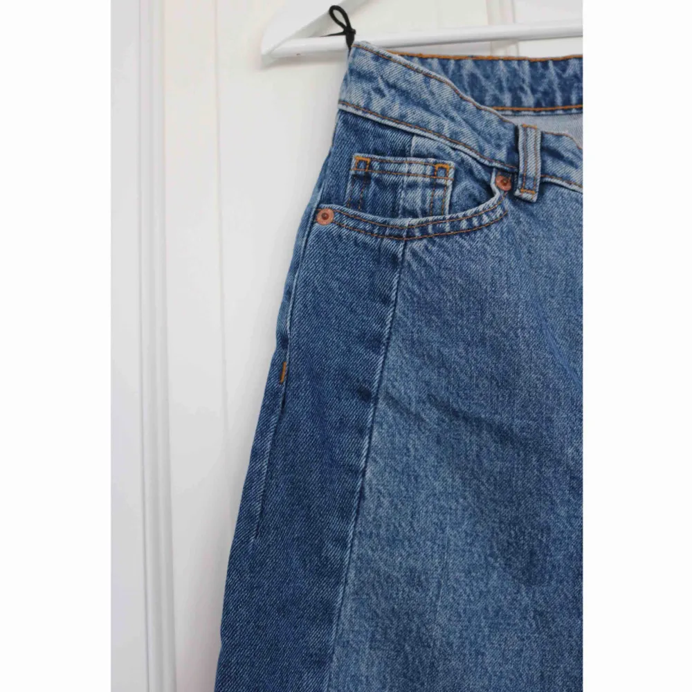 Köpta på MONKI, aldrig använda i mycket fint skick. Storlek 25 = XS. Jeans & Byxor.