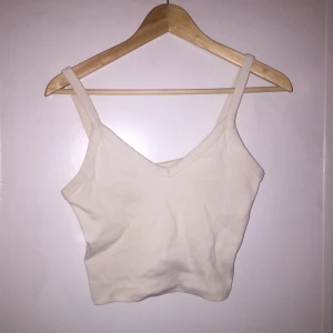  - Vitt linne/croptop från monki.  Storlek: S Möts upp i Sthlm alternativt fraktar då köpare står för extra kostnad.