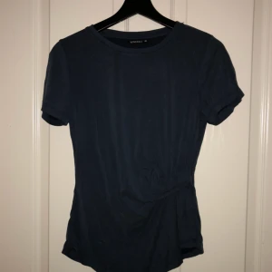  - T-shirt i mörkblå färg. Knappt använd så i väldigt gott skick. Köpare betalar frakt.