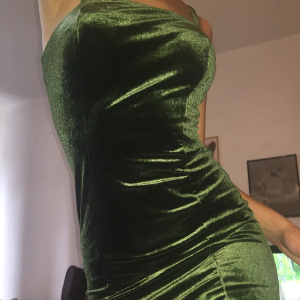 Mörkgrön velvet klänning, super sexig knappt använd! . Klänningar.