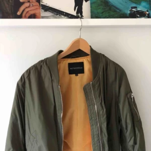  - Mörkgrön bomberjacka från Rut&Circle säljes för 200kr, den har endast blivit använd en gång och säljes därför den inte blir använd. Något större i storleken så skulle passa 34-38