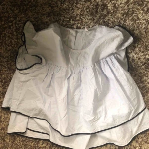 - Jättefin blus från Zara köpt innan sommaren. Knappt använd, passar strl S/M. 