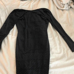  - Säljer en klänning ifrån Nelly som jag endast använd ett fåtal gånger. Som ny! Är själv en storlek S men den passar mig då den är stretchig.