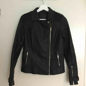  - Skinnjacka ,jättefint skick. River Island.