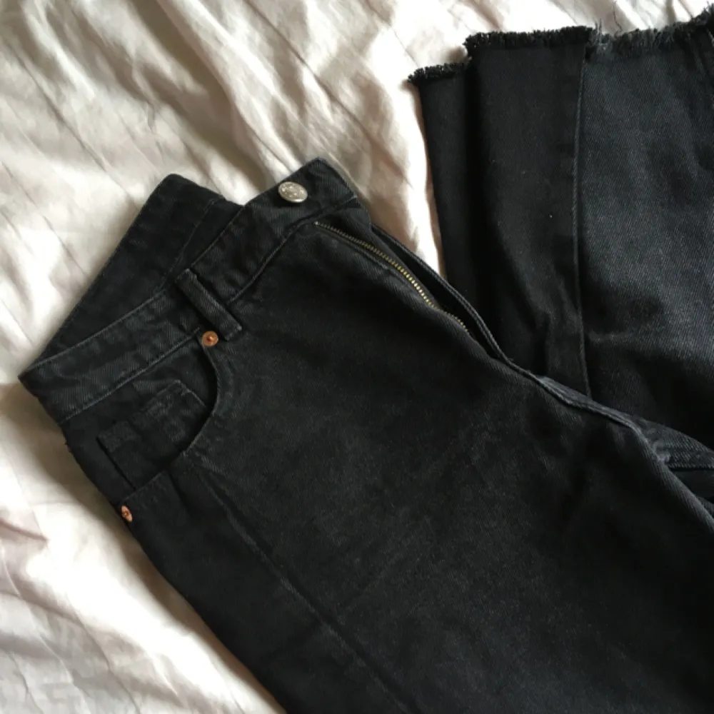 Jeans från Monki i passform Kimomo, high and relaxed. Jeansen är ”delade” i två delar med olika svart tyg. Fransar längst ner, tidigare var ena delen längre än den andra men jag klippte de till samma längd. Storlek 28, XS-S. Skriv för frågor eller bud🌟. Jeans & Byxor.