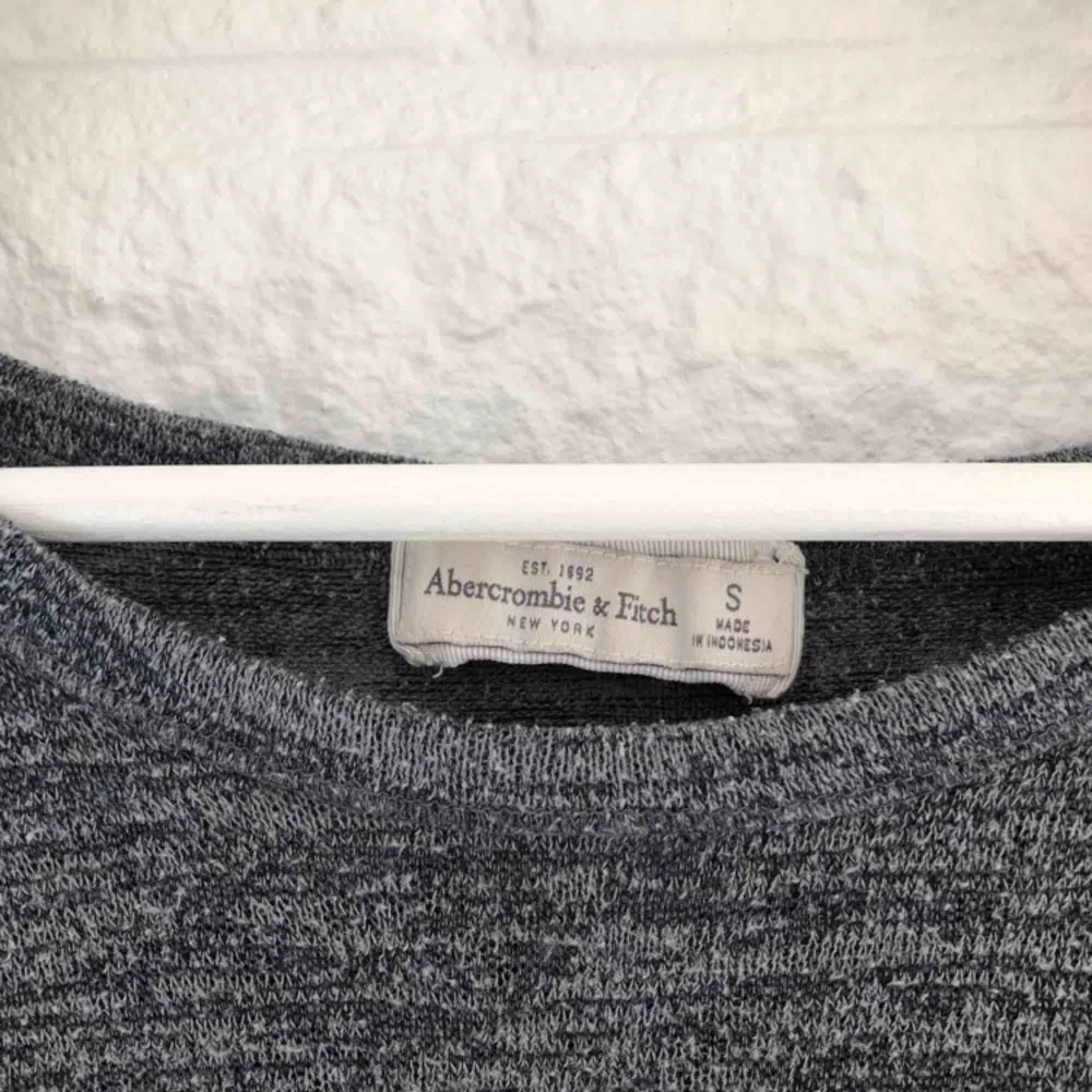 ABERCROMBIE & FITCH tunt stickad tröja Storlek S men passar även bra som XS. Långa ärmar och croppad i fram. Broderade detaljer på axlarna.  Frakt tillkommer. Tröjor & Koftor.