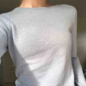  - Fin tröja från HM i 100% kaschmir. Mjuk och gosig, perfekt nu till hösten. Köpare står för frakt.