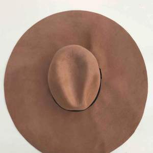 Stor hatt perfekt för hösten i 100% ull✨ Den är från ASOS och lappen är kvar✨ Köparen står för frakten eller mötes upp i Stockholm 