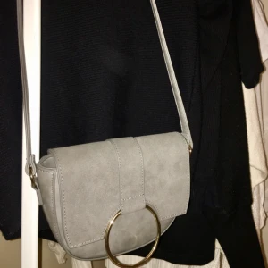  - Axelbands väska, aldrig använd. Fake mocka.