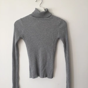  - Grå polotröja, ej använd från Monki