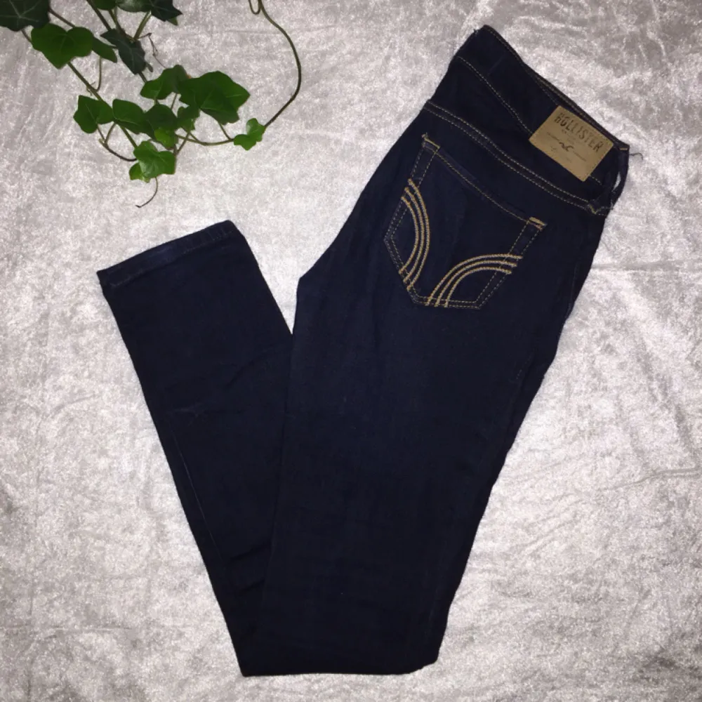 Snygga jeans från Hollister (äkta) i snygg mörkblå färg! Använda fåtal gånger och är behållna i nyskick!  Ingen frakt tillkommer🌸. Jeans & Byxor.