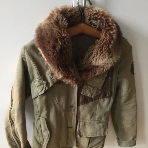  - Pepe Jeans  dam Jacka stl XS/S. Tuff Jacka. (Nypris 1799kr) säljer För 130kr.  Finns i Täby 