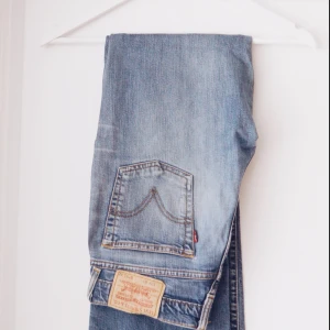  - Vintage Levis i Bootcut, köpta på 90-talet. Mina favorit jeans, men tvingas sälja pga för stora tyvärr! Kan frakta eller mötas upp i Stockholm! Passar W27-30 L 32 