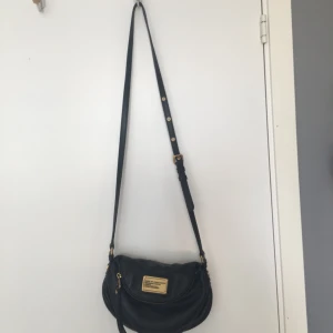  - Svart/guldig Marc by Marc Jacobs väska, äkta såklart. Köpt för nått år sen för flera tusenlappar. Den har inga yttre skador eller missfärgningar. Priset är väldigt bra för dess kvalité och ursprungspris.